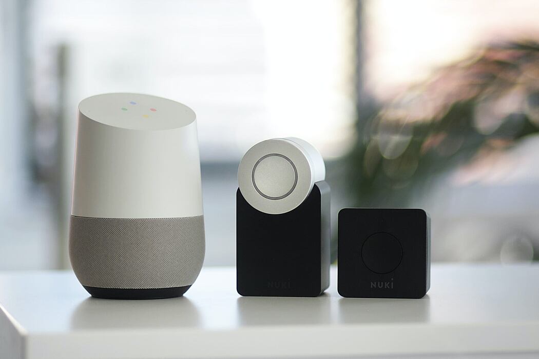 004-chic-tech-gadgets-for-your-modern-smart-home-1050x700