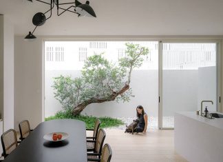 Pillar House by Anonym