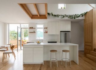 An Eclectic White House in Montreal Extends Its Verticality