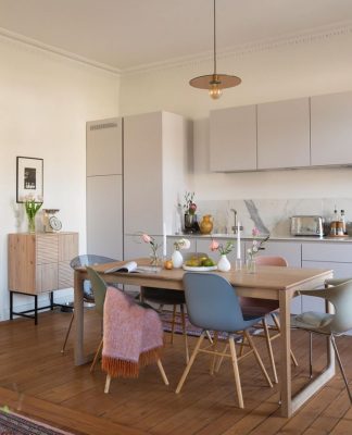 A Warm Home Which Nails the In-Between Season Vibe!