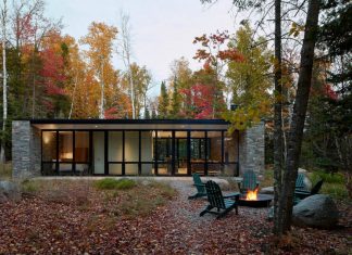 A Modernist Pavilion-Style House on a Secluded Lake