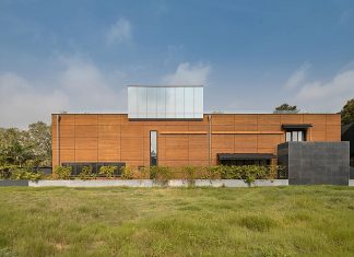 Palm Avenue House: Blending Luxury with Modernist Design