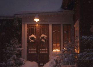 A Charming Swedish cottage in the Snow, ready for Jul