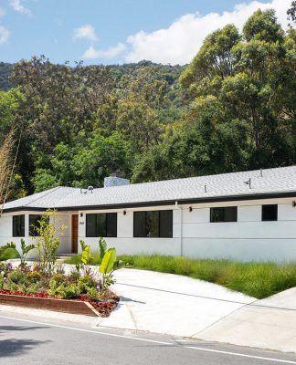 Mandeville Canyon Residence: 1950s Charm Reimagined