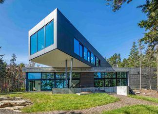 House on a Bay: Innovative Design Meets Natural Beauty