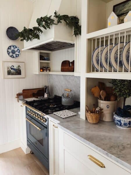 cozy-cottage-kitchen-christmas-decorating-garland-range-hood-the-inspired-room-450x600