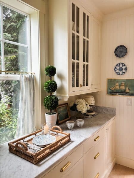 coastal-cottage-kitchen-the-inspired-room-450x600