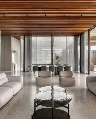 Vestia House: A Southern Israel Home of Light and Water