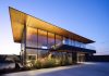 A Deep Roofline Shapes This Hillside Home in Osaka