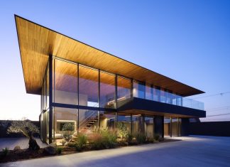 A Deep Roofline Shapes This Hillside Home in Osaka
