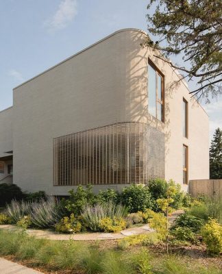 The Lens Turns an Urban Site toward the Garden