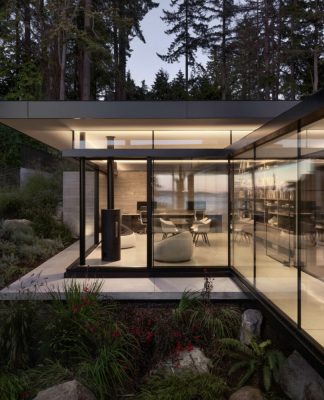 A West Vancouver Home Appears to Float Among the Trees